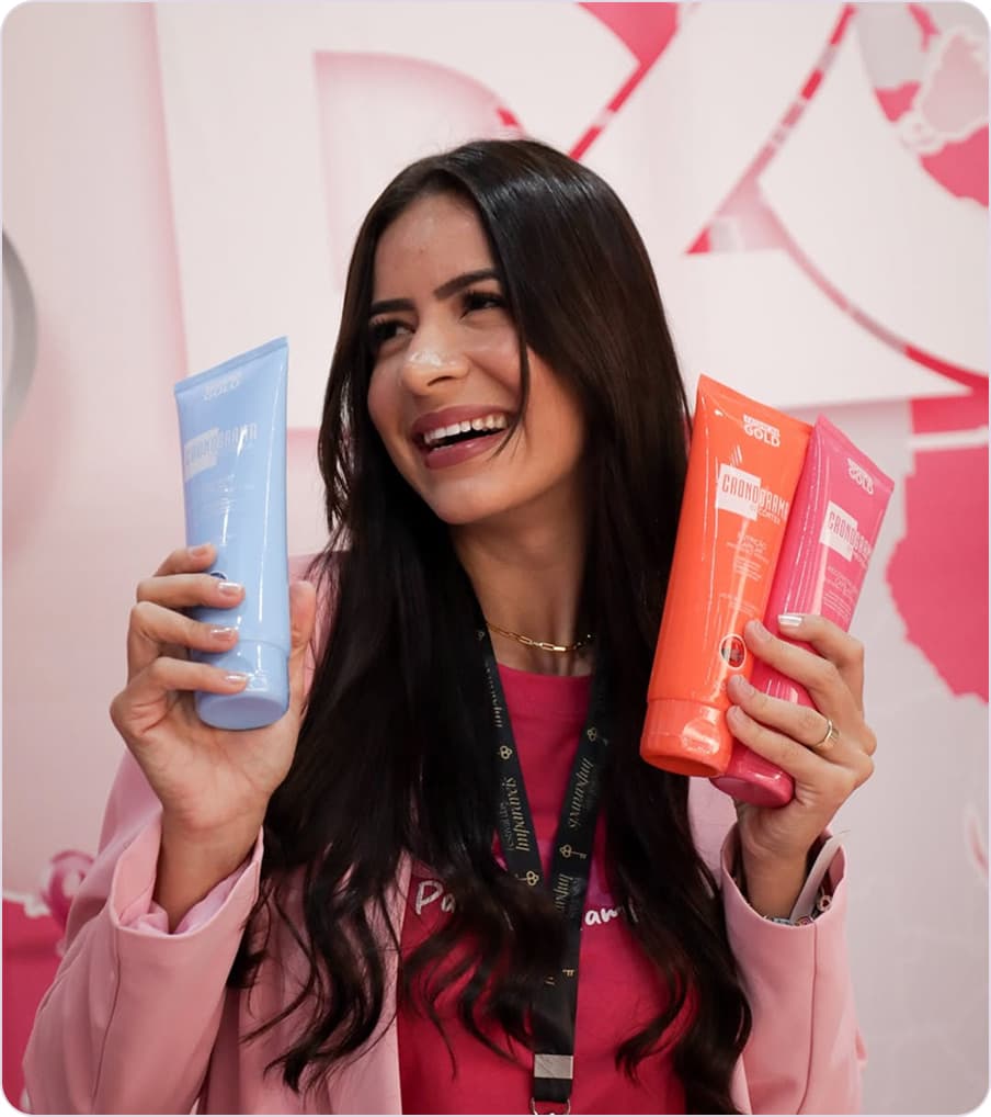 Influenciadora exibindo cabelos tratados com produtos Ybera Club