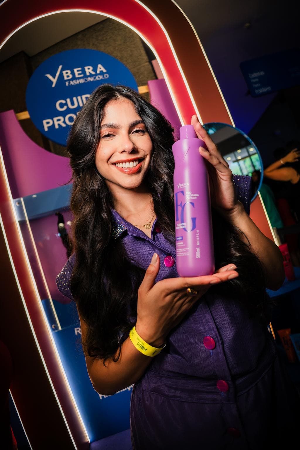 Influenciadora sorrindo com cabelo saudável, representando o Ybera Club