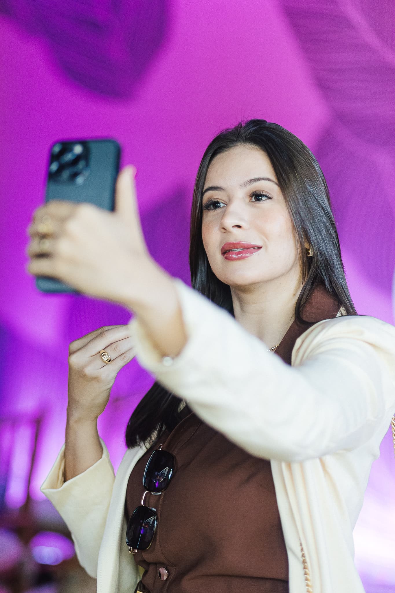 Influenciadora mostrando resultado de tratamento capilar Ybera Club