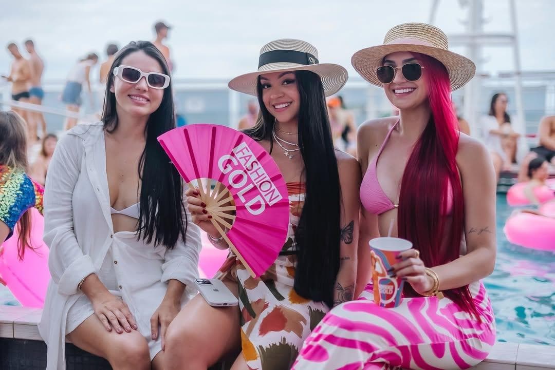 Influenciadora exibindo cabelos tratados com produtos Ybera Club